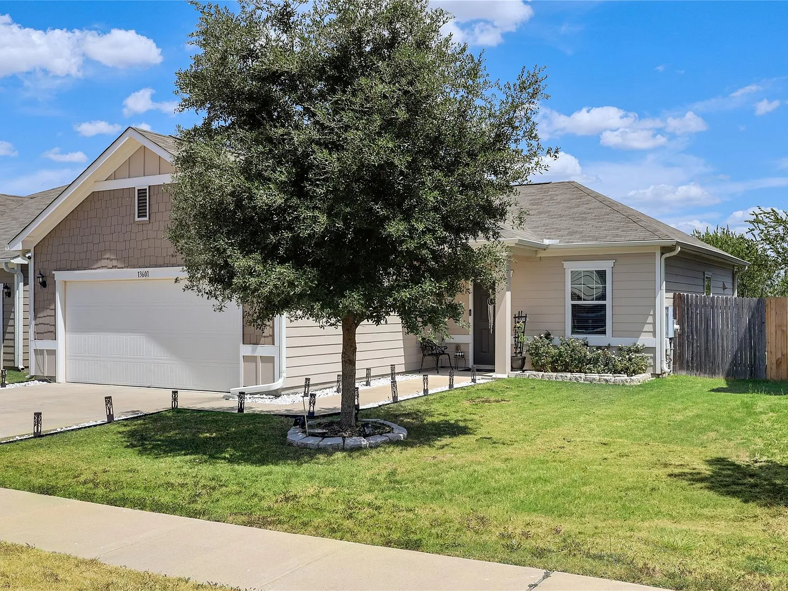 3 bed, 2.0 bath, 1206 sqft, $1,785 — Photo 3