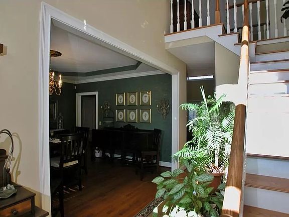 5th image of 327 Jarrett Ln