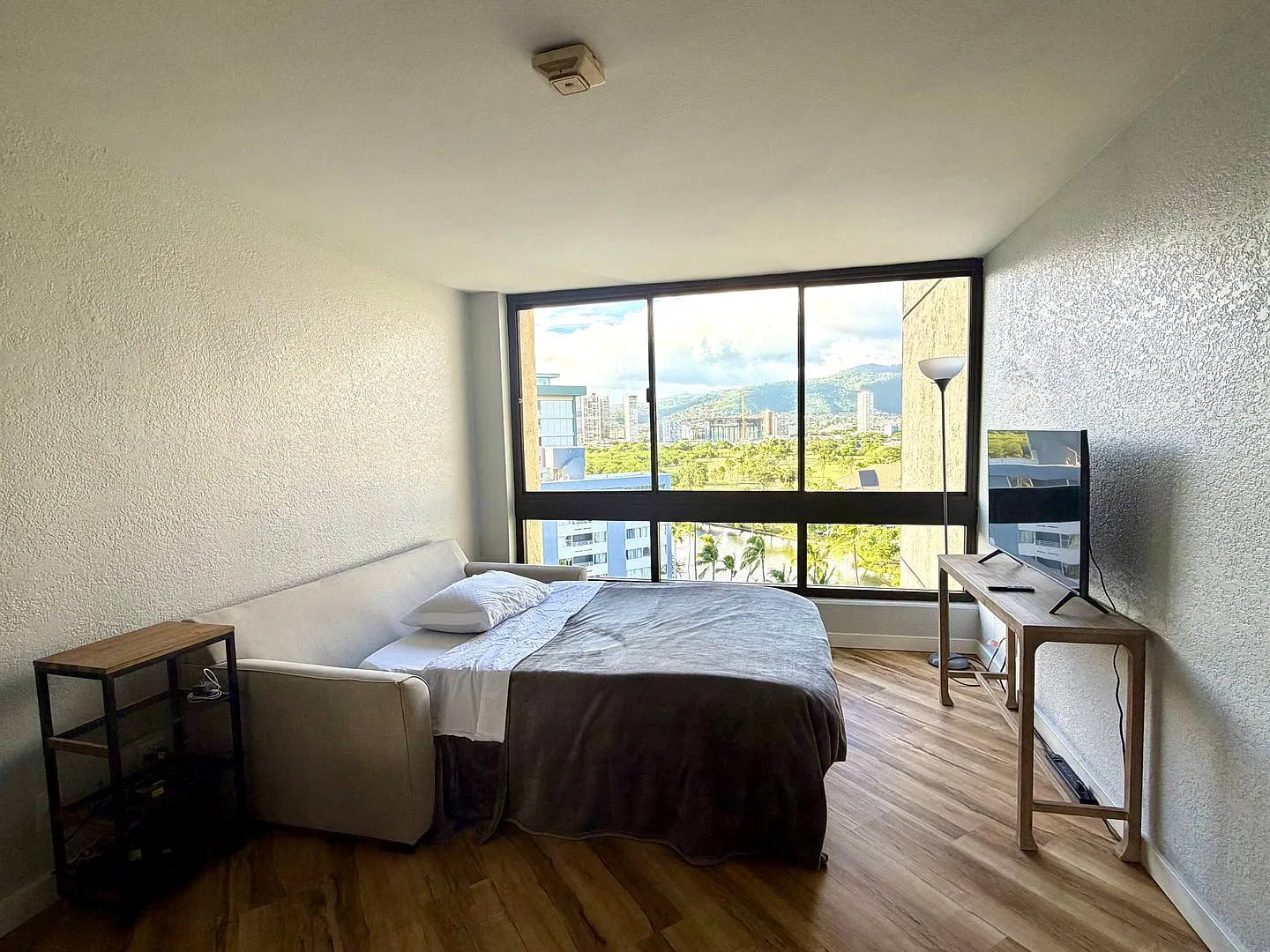Renovated Studio in Wakiki! — Photo 2
