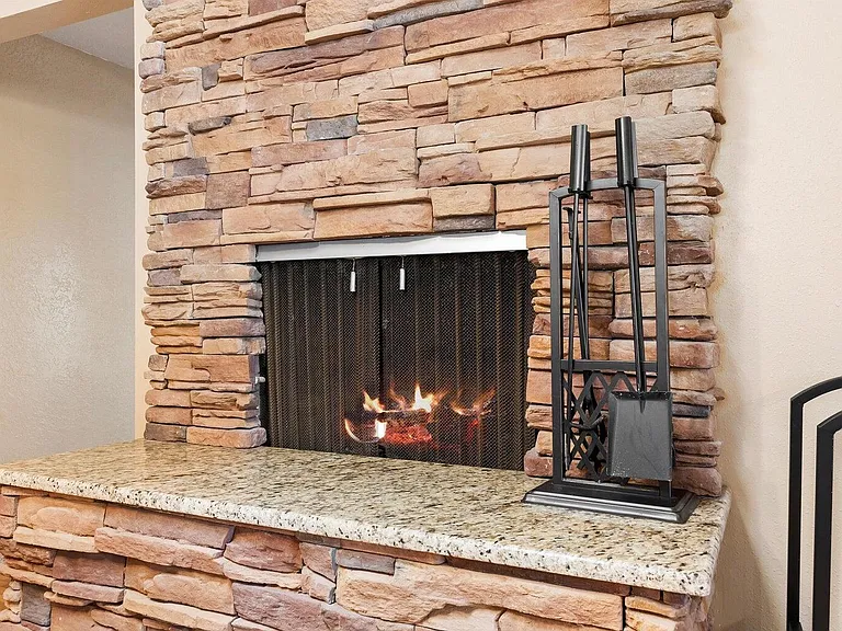 3721 Mary Ellen St NE — Photo 8