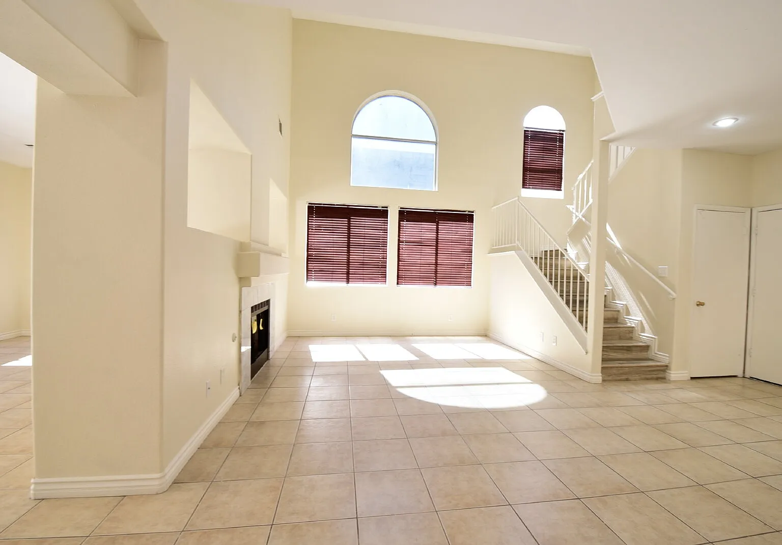 3 bed, 2.5 bath, 1887 sqft, $2,350 — Photo 3