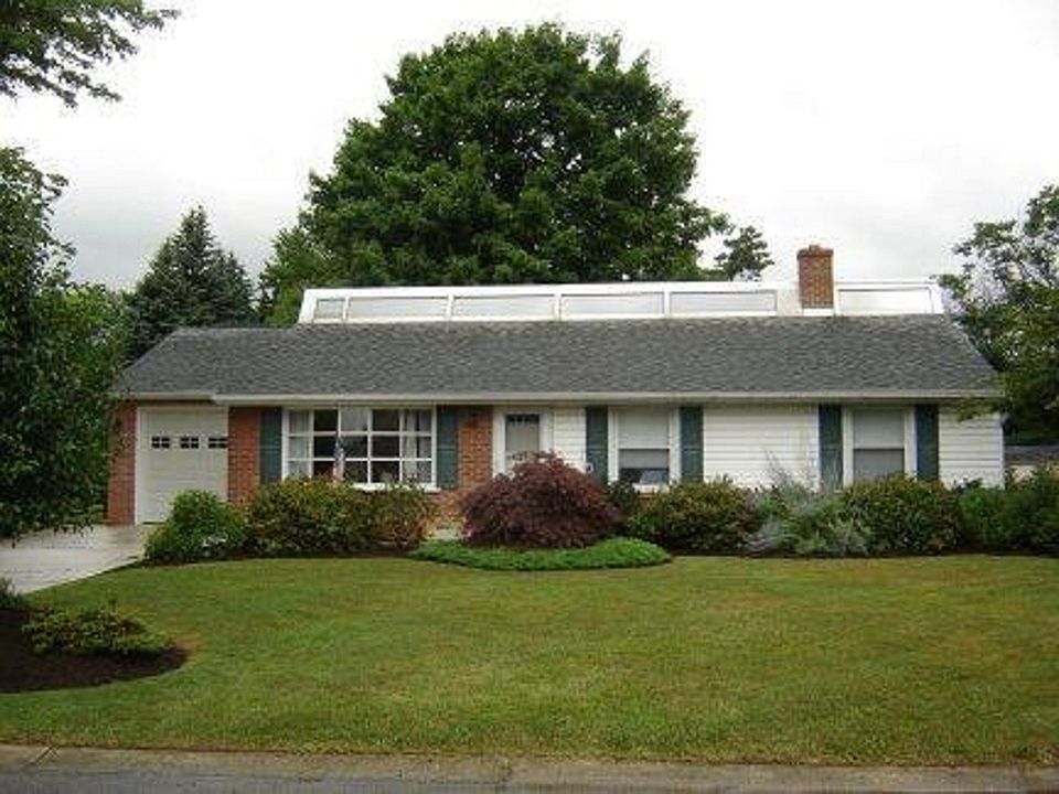 2nd image of 817 Darby Ln