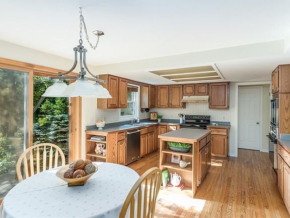 2nd image of 16 Oak Meadow Trl
