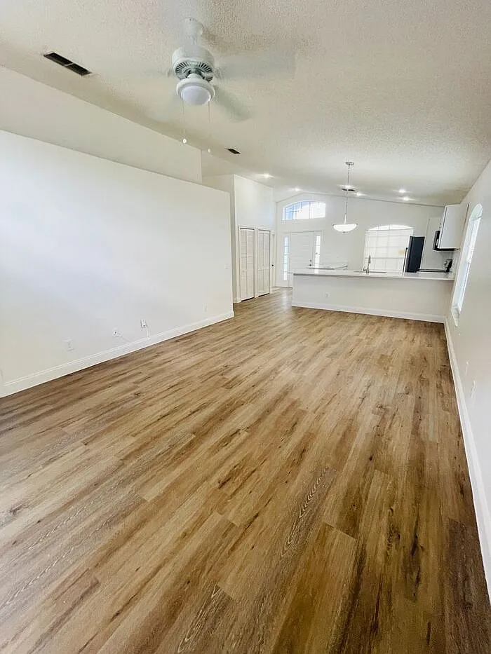 3 bed, 2.0 bath, 1229 sqft, $2,289 — Photo 4