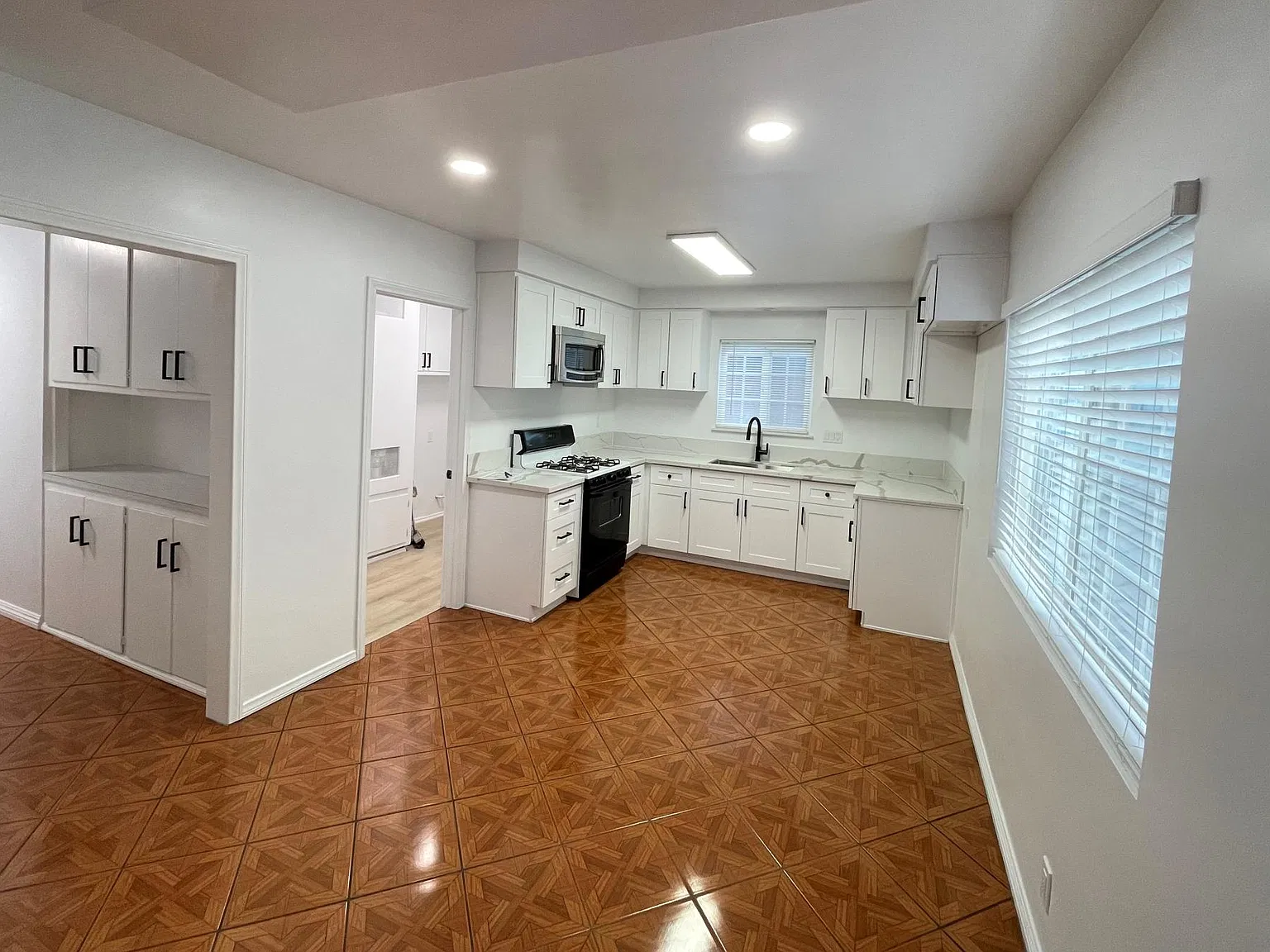 2 bed, 1000 sqft, $2,275 — Photo 2