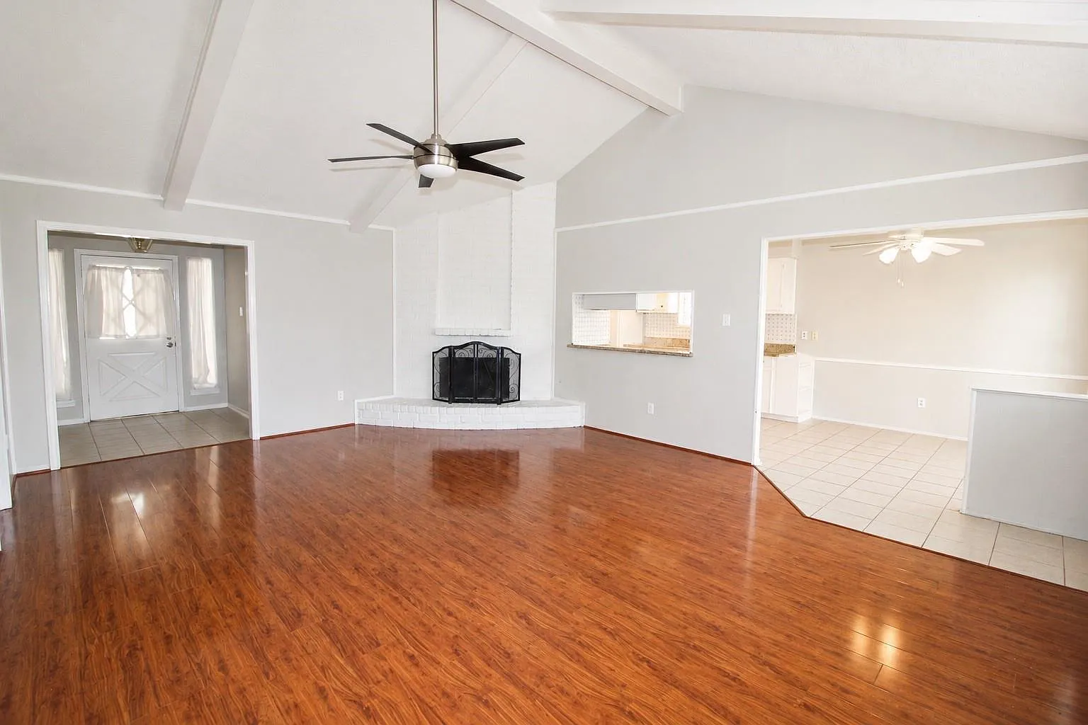 3 bed, 2.0 bath, 1507 sqft, $1,900 — Photo 2