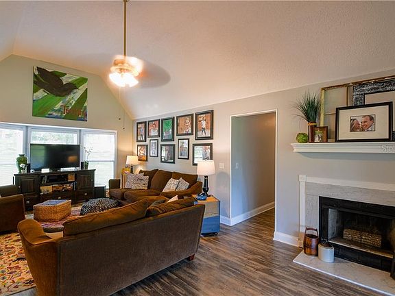 3rd image of 810 S Main Ave