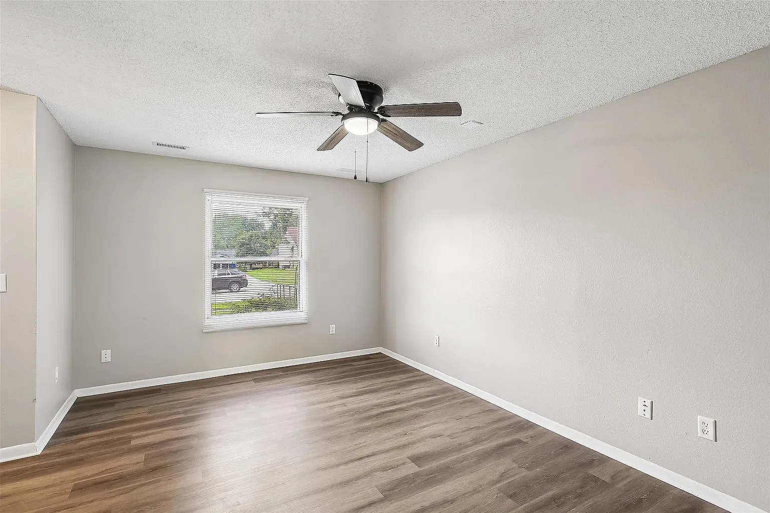 3 bed, 1.5 bath, 1284 sqft, $1,600 — Photo 2