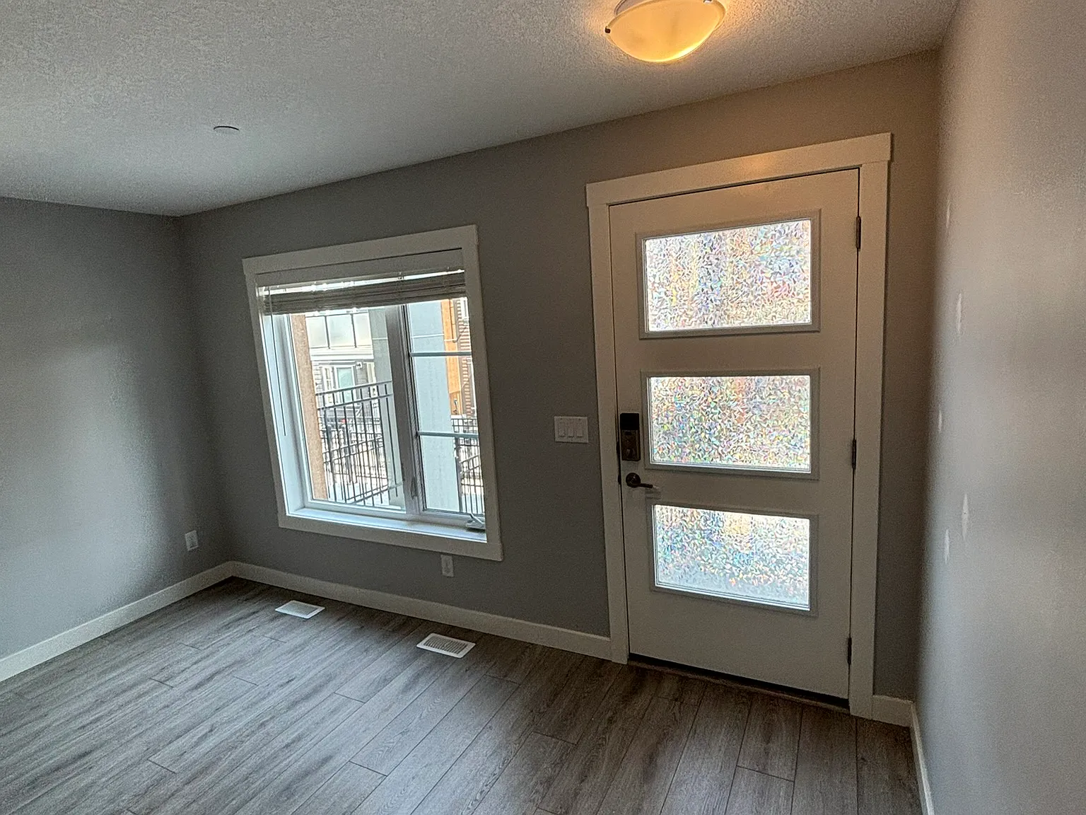 Beautiful Two Bedroom + 1 Bath Townhouse W/ A/C In Livingston! — Photo 2