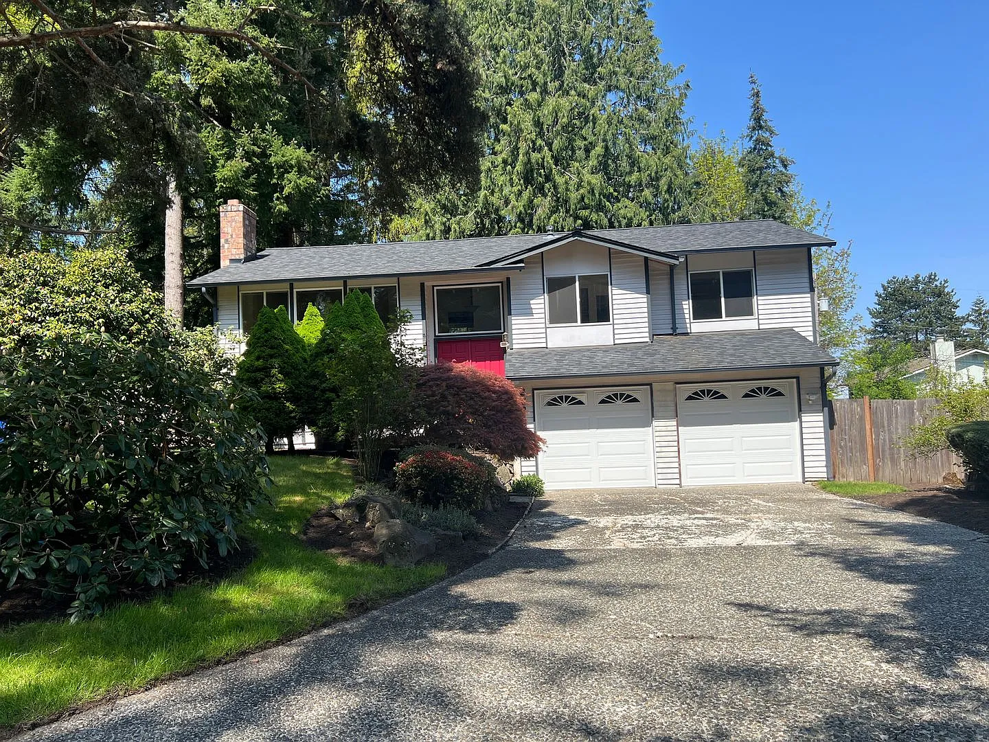 4bd/2.75ba Bellevue Home — Photo 1
