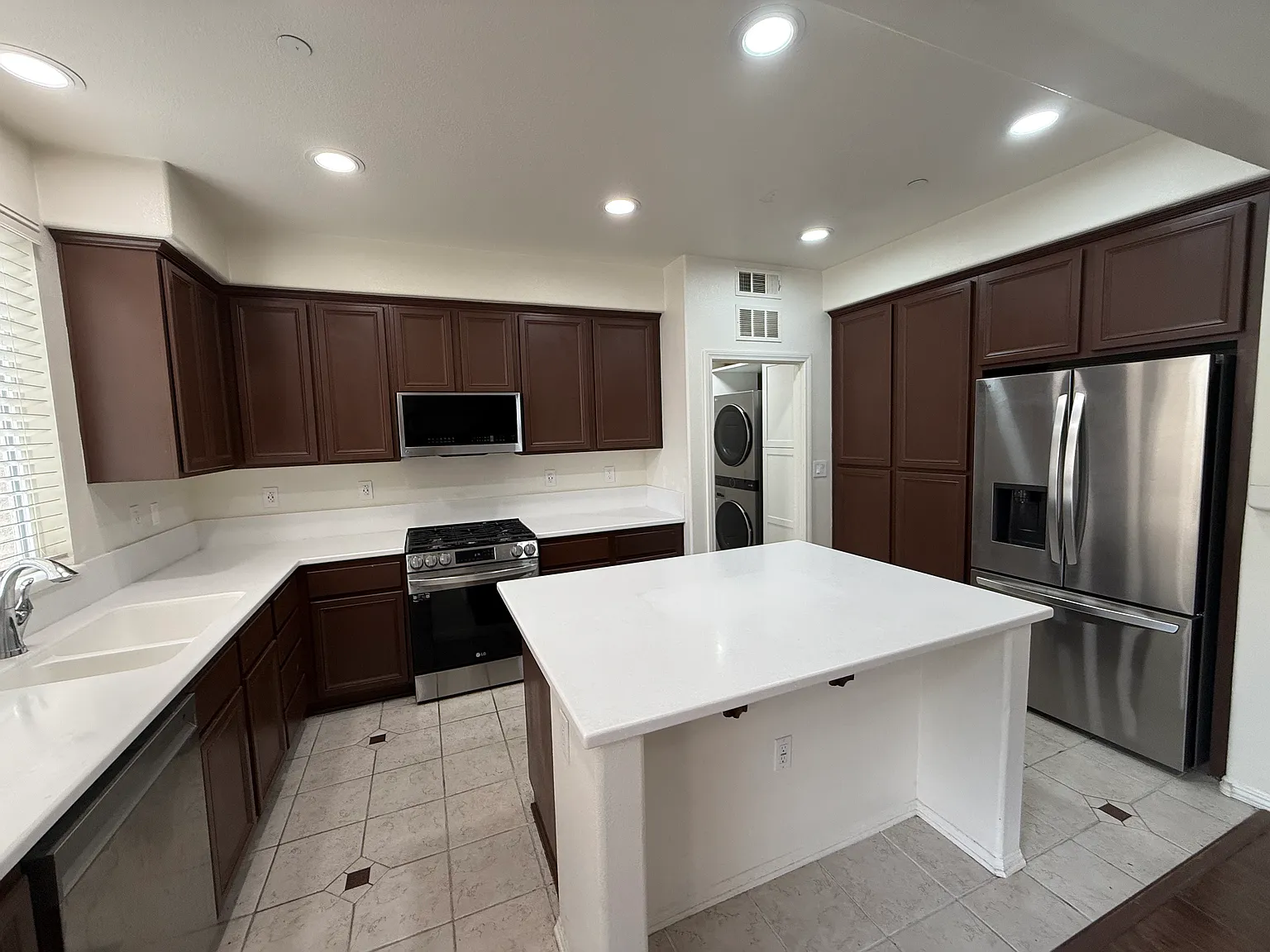 4 bed, 1900 sqft, $4,150 — Photo 3