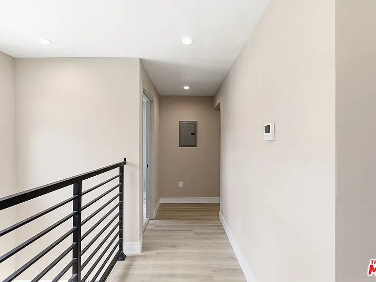 225 N Burlington Ave — Photo 8