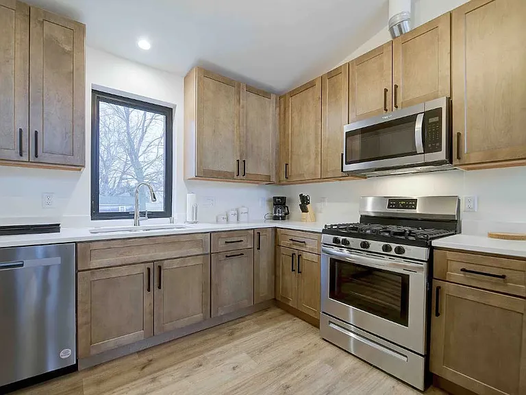 921 E Otjen St — Photo 8