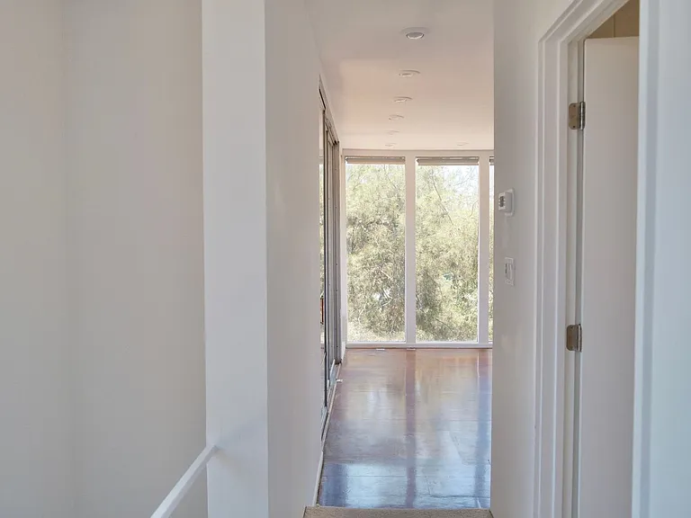 4884 Glenalbyn Dr — Photo 17