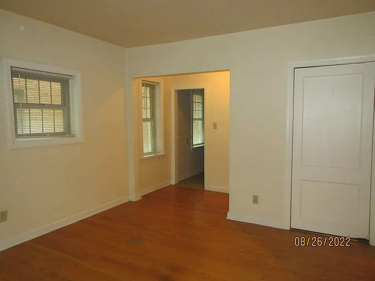 1982 N Prospect Ave #1B — Photo 3