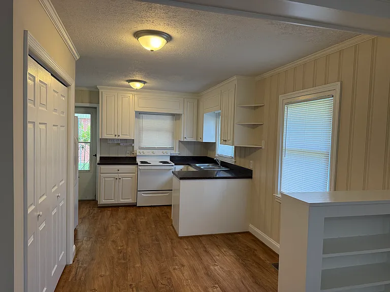 142 Hubert Dr — Photo 4