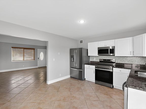 5th image of 17 Tara Lakes Drive E