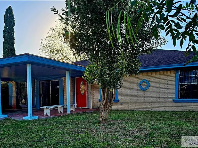 94 Laura Ln — Photo 1