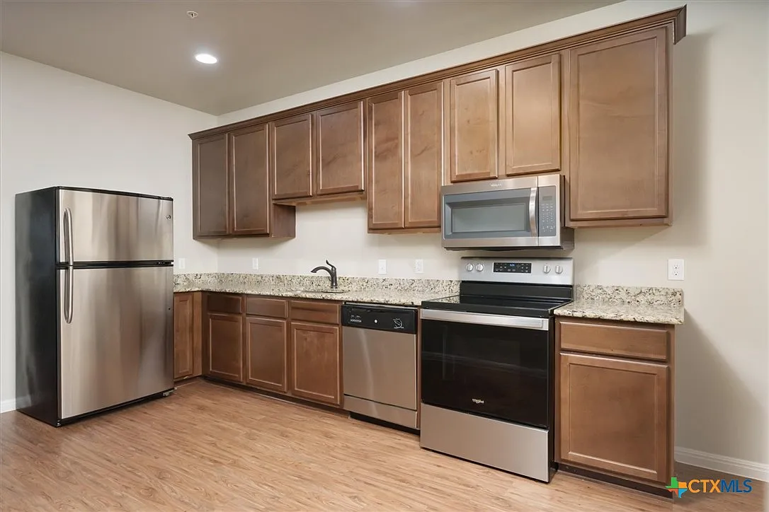 2 bed, 2.0 bath, 9656 sqft, $1,450 — Photo 2