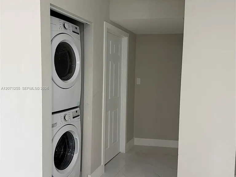 17690 NE 19th Ave — Photo 6