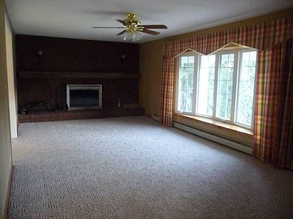 Living room w/ bay window