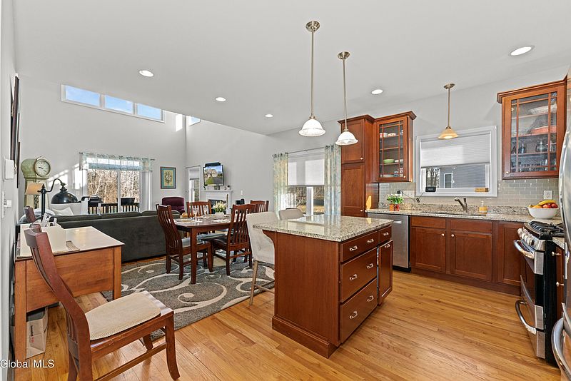 5th image of 151 Fieldstone Drive
