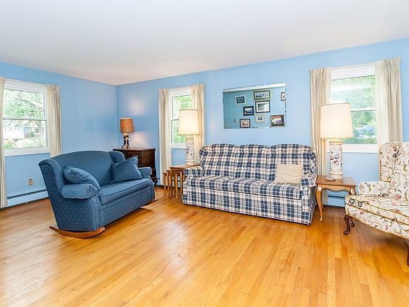 5th image of 38 Hemlock Dr