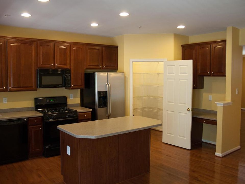 Kitchen w/ Pantry