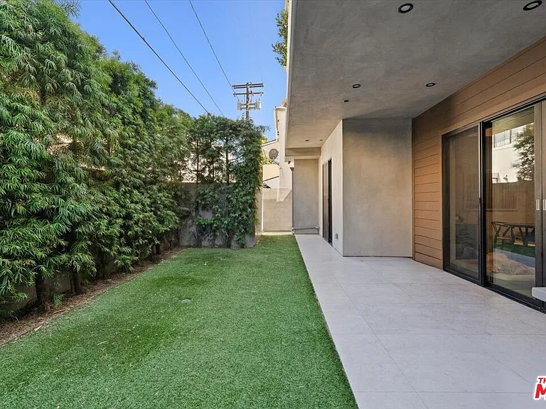 556 N Flores St #2B — Photo 23