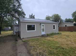 909 36th St SE, Minot, ND 58701
