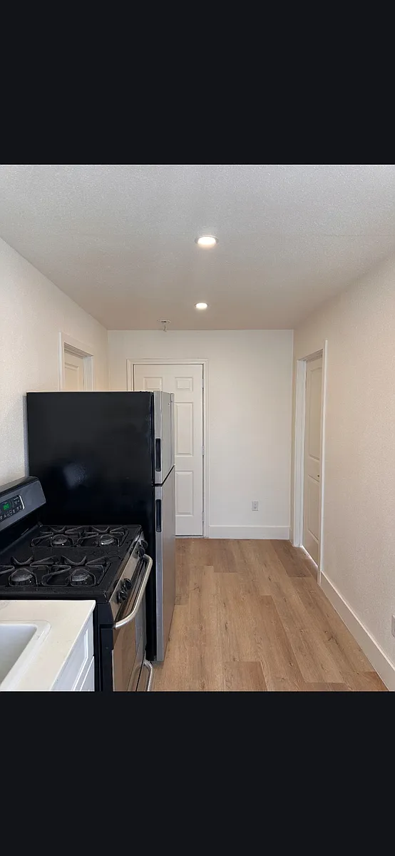 Building Photo - 410 Randall St #7