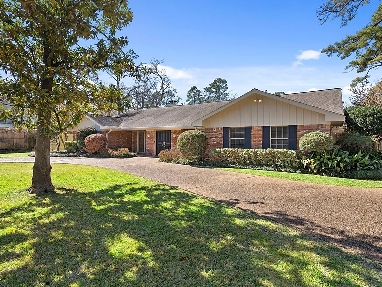 365 Piney Point Rd — Photo 3