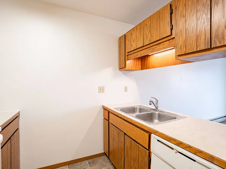Fargo, ND Hawthorn Apartments | 11A | Kitchen
