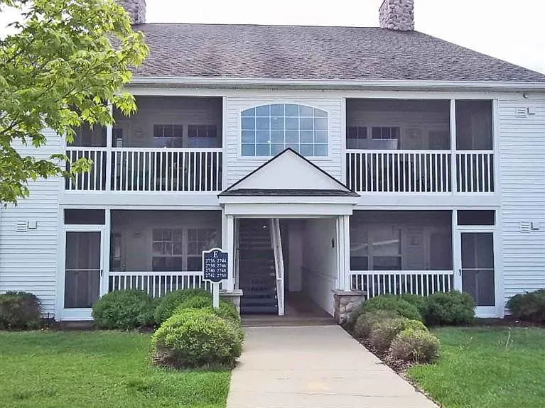 2736 S Knightsbridge Cir — Photo 1