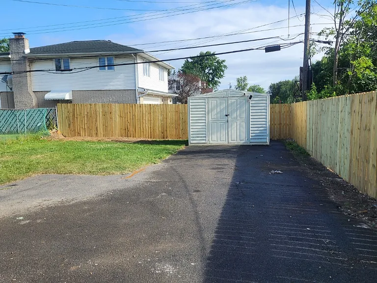 219 E Grand Blvd — Photo 16