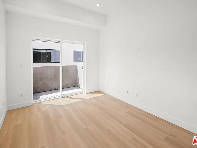 11006 Hortense St #1/2 — Photo 6