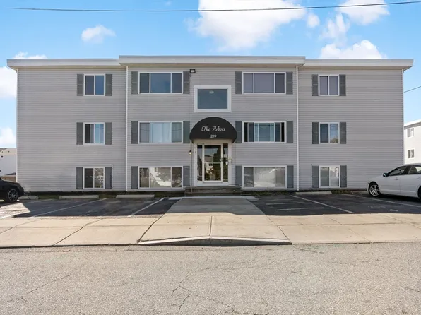 239 Glasgow St APT 1, Fall River, MA 02721