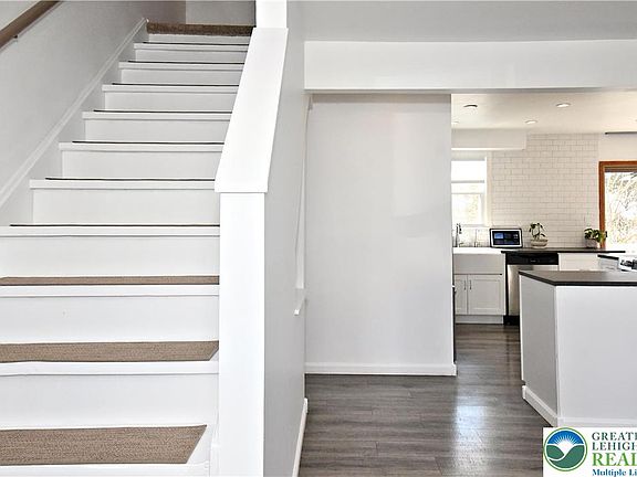 3rd image of 742 Walnut St