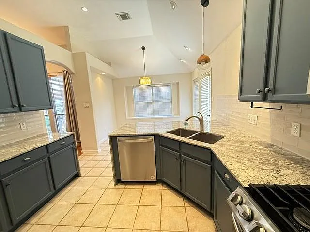 3 bed, 2.0 bath, 1732 sqft, $2,270 — Photo 4