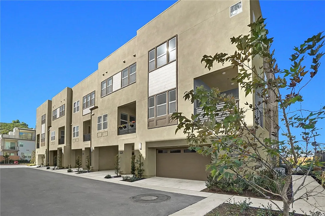 3 bed, 2.5 bath, 1726 sqft, $5,850 — Photo 2