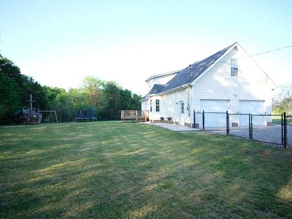 4th image of 115 Evergreen Ln