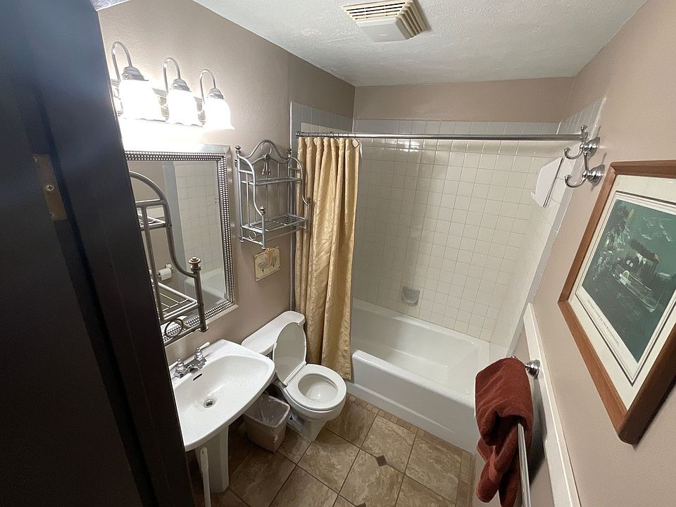2nd image of 105 E Wallace Ave #7