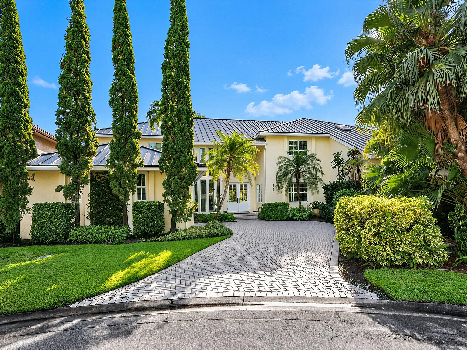 5 bed, 6.0 bath, 4936 sqft, $25,000 — Photo 1