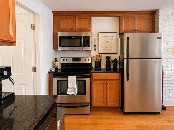 2nd image of 206 Endicott St APT 3