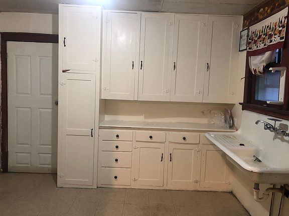 3rd image of 1880 Willow Ave Floor 2