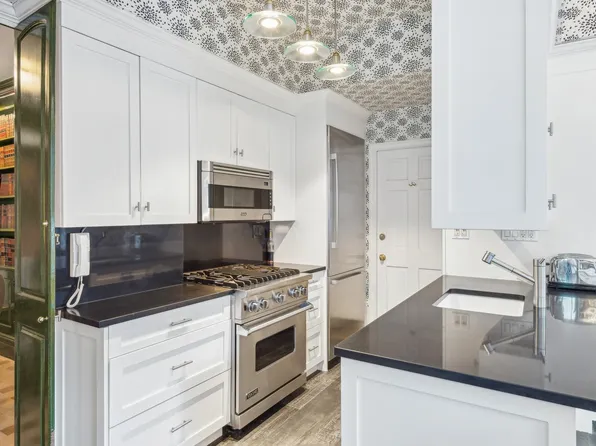 333 East 57th Street image 5 of 8