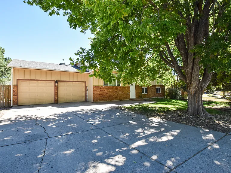 4925 Hackamore Dr N — Photo 1