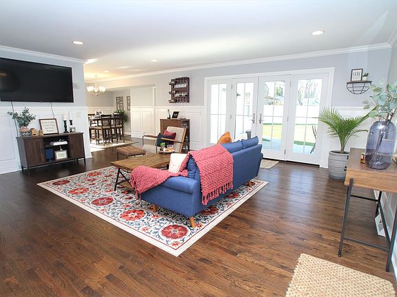 2nd image of 1906 N Ivy Pl