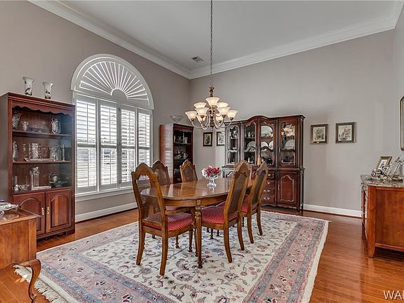 3rd image of 2608 Lake Crest Ln