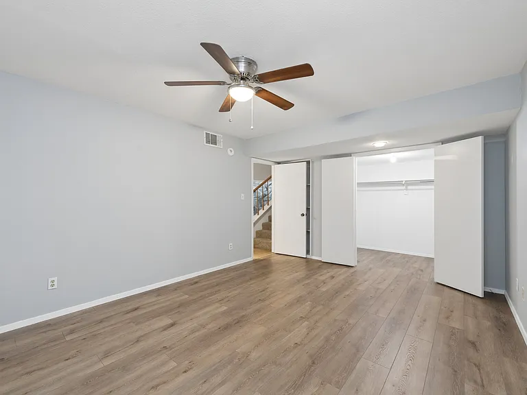 513 Hunters Glen St — Photo 16